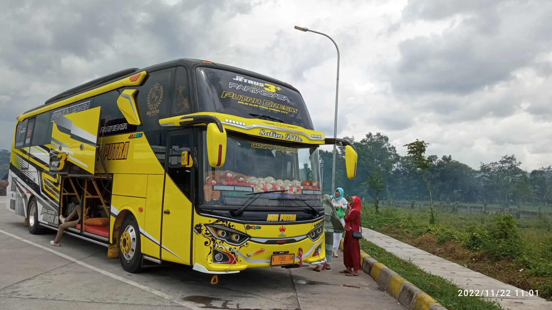 Armada Transportasi Nyaman Re-One Tour